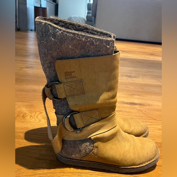 Sorel boots size 8.5 - Picture 2 of 7